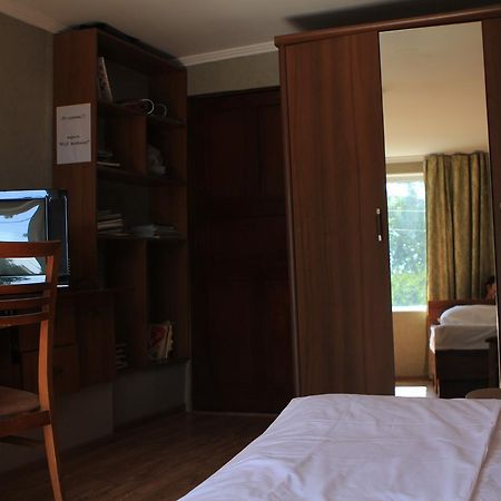 Holiday Hostel House Bishkek Exterior photo