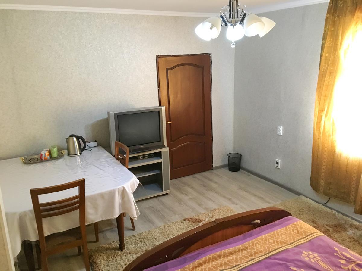 Holiday Hostel House Bishkek Exterior photo